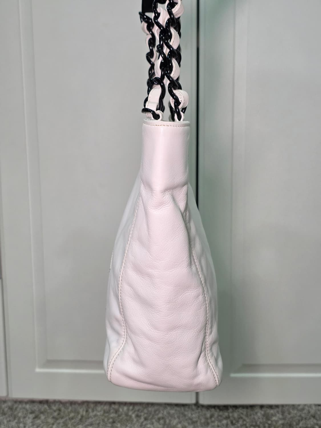 샤넬 램스킨 화이트 빅 cc 아크릴 체인숄더백 상품이미지3