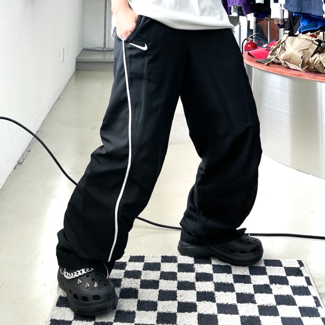 나이키 스우시 사이드 아치 라인 블랙 우븐 팬츠 상품이미지3