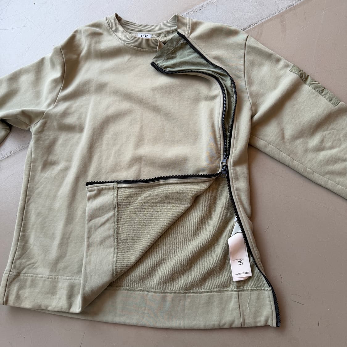 cp컴퍼니 커브드 집업 스웻셔츠 상품이미지6