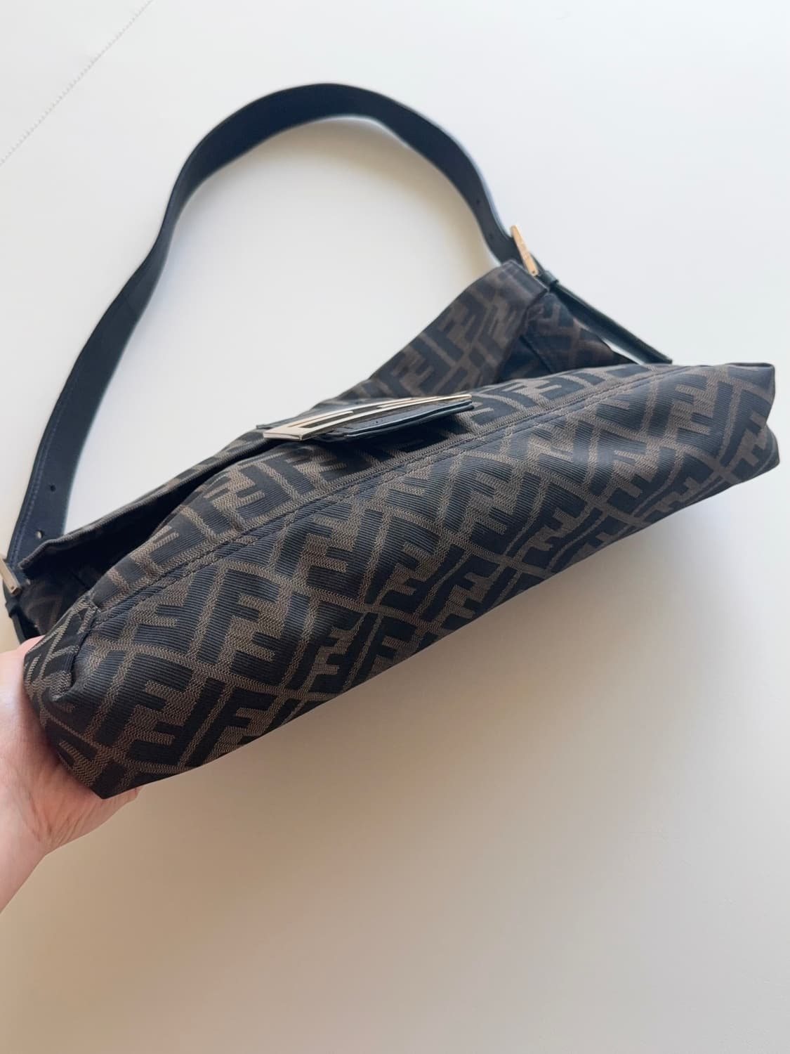 펜디 주카 바게트백 라지 상품이미지3