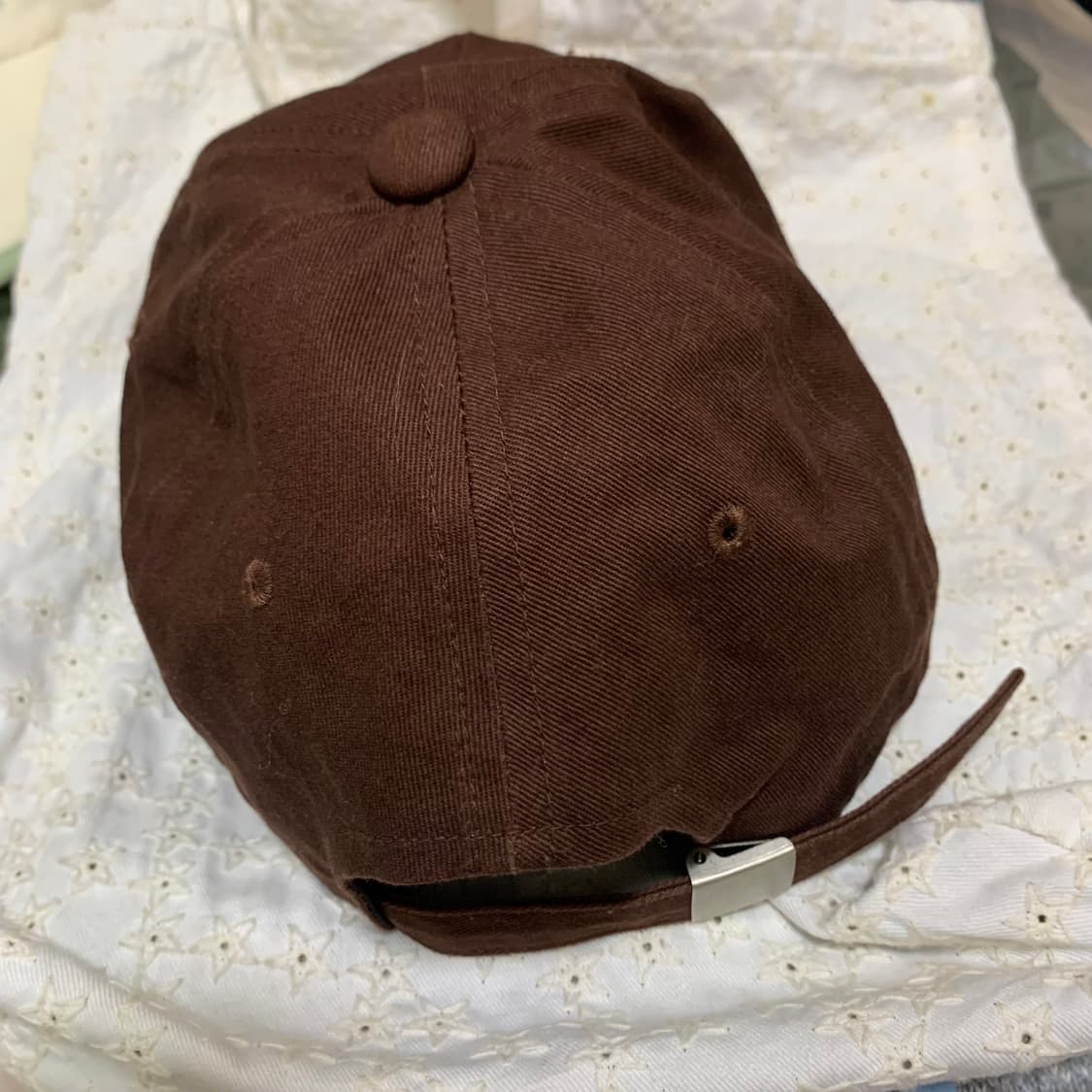 더뮤지엄비지터 하트 컷아웃 로고 볼캡 브라운 상품이미지4