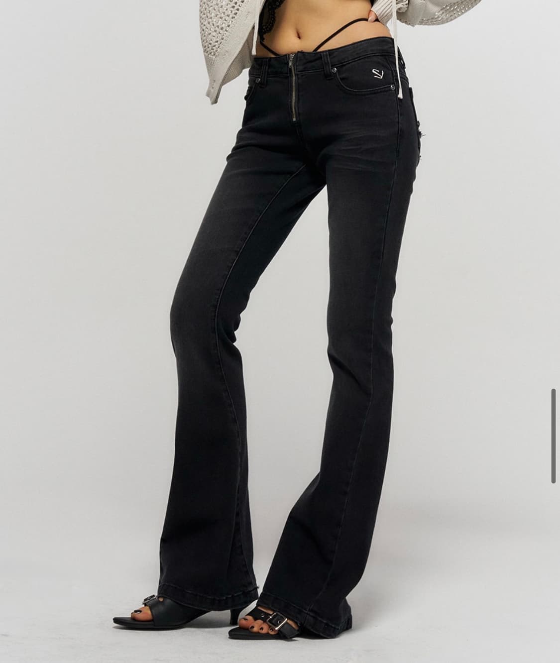 (새상품) CROSS BACK FLARE JEANS BLACK 상품이미지4