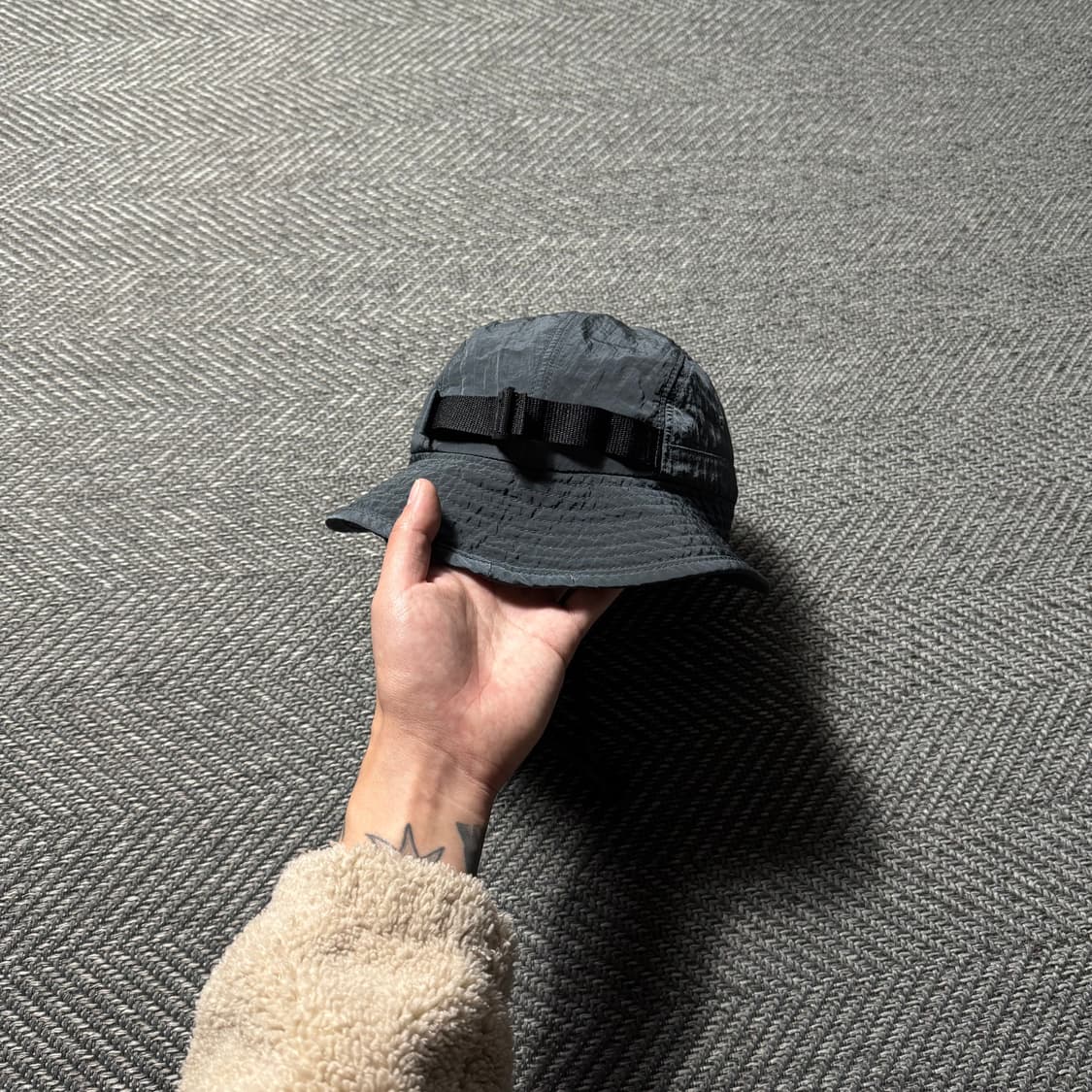 만다리나덕 로고 메탈 나일론 트레블 버킷햇 모자 상품이미지4