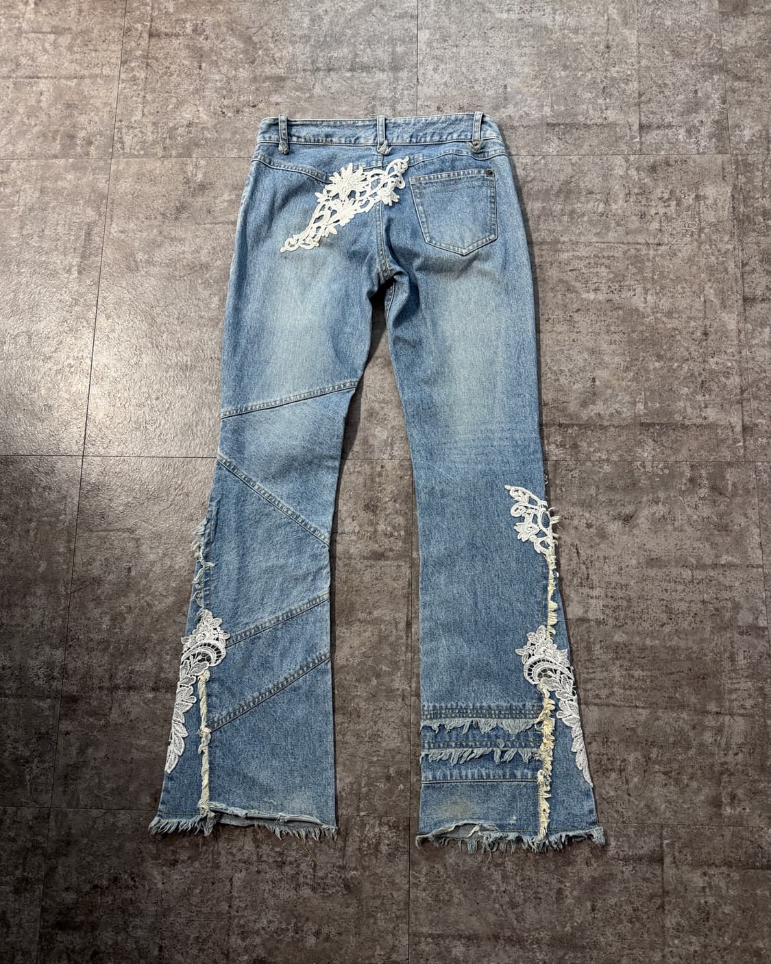 레이스 패치 프린지드 부츠컷 데님 상품이미지1