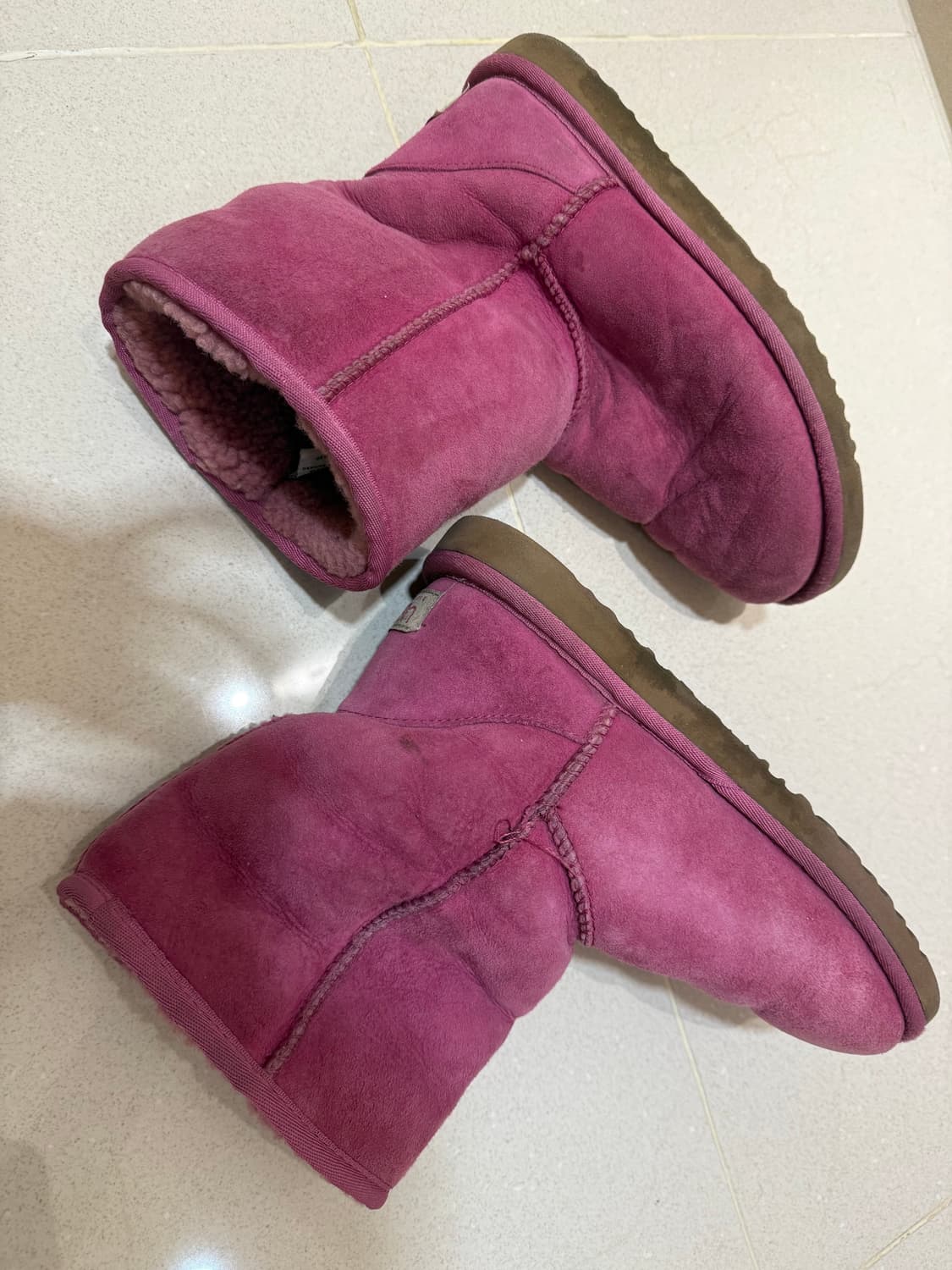 UGG 어그 W6 클래식 숏 5825 모델 핑크색 부츠 산드로 마인 슈슈 상품이미지1