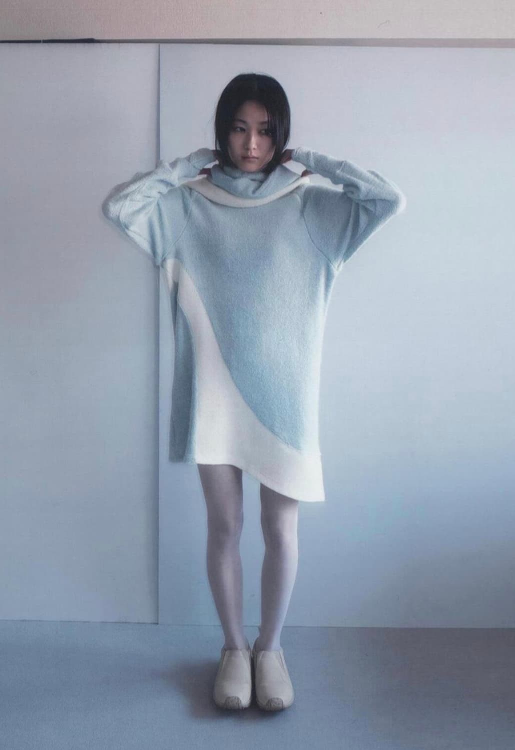 지초이 AW24 커브드 라글란 스웨터 다크 스카이 3 size 상품이미지5