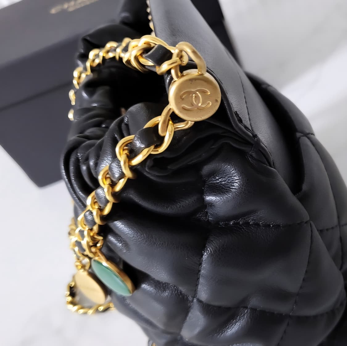 샤넬 뷰티 참장식 램스킨 크로스백 상품이미지4