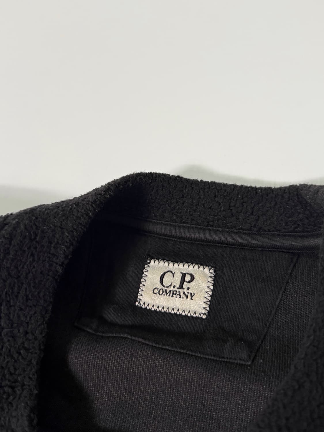 CP컴퍼니 루즈핏 렌즈와펜 블랙 폴라 플리스 맨투맨 상품이미지5