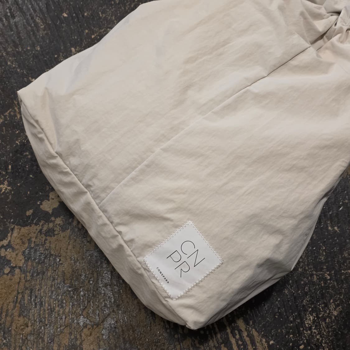 R) CNPR 드로우스트링 숄더백 아이보리 상품이미지3