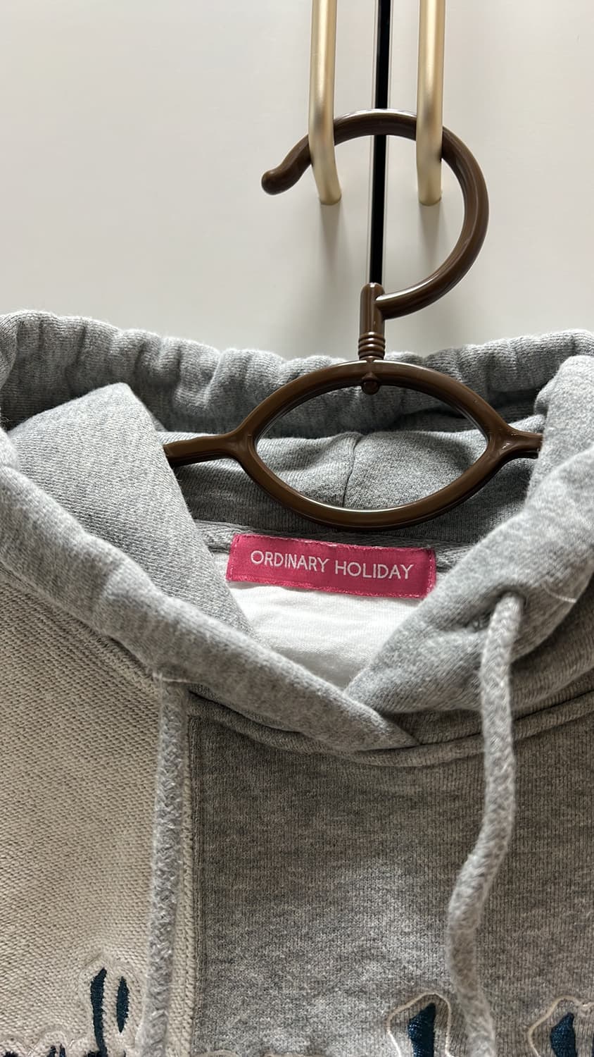 오디너리 홀리데이 시그니쳐 자수 레이어드 크롭 후드 Free 상품이미지2