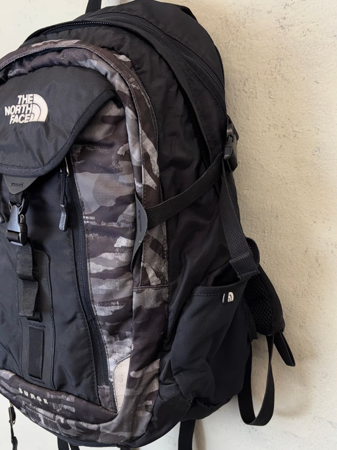 노스페이스 서지 백팩 블랙 카모 상품이미지6