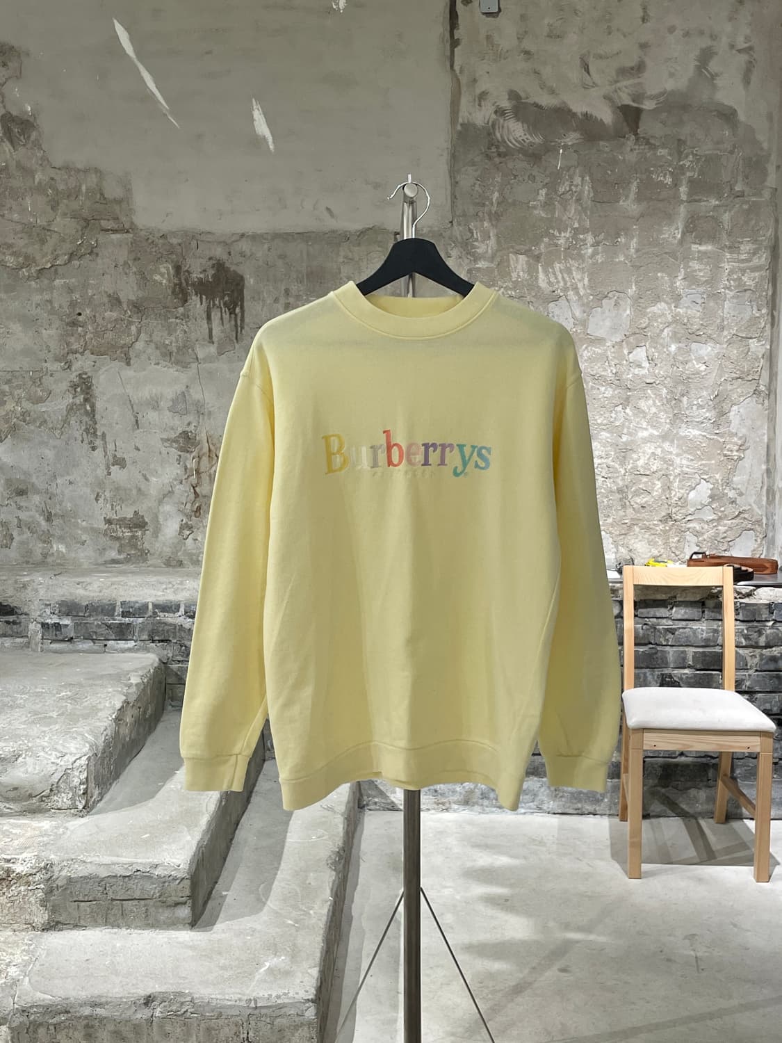 버버리 옐로우 폴리크롬 로고 크루넥 스웻 셔츠 상품이미지1