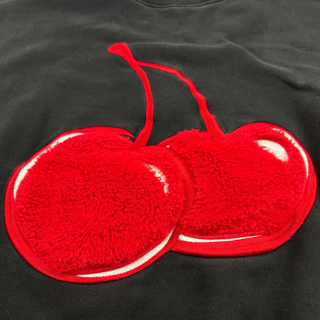 키르시 털복숭이 체리 블랙 맨투맨 상품이미지5