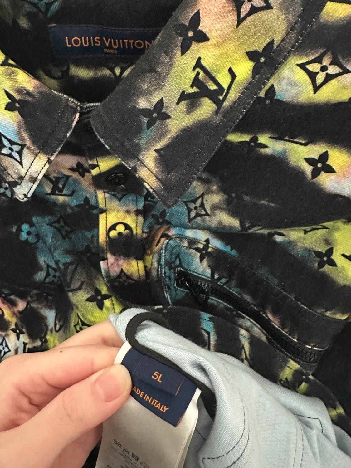 루이비통 타이 다이 모노그램 셔츠 5L 상품이미지5