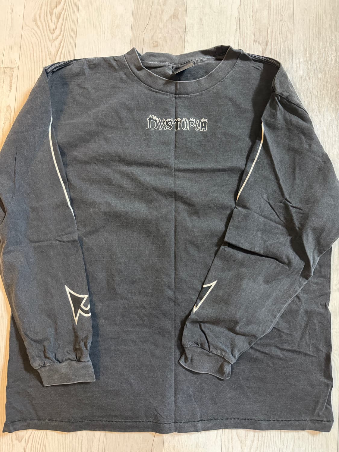 로컬스온리 디스토피아 롱슬리브 상품이미지1