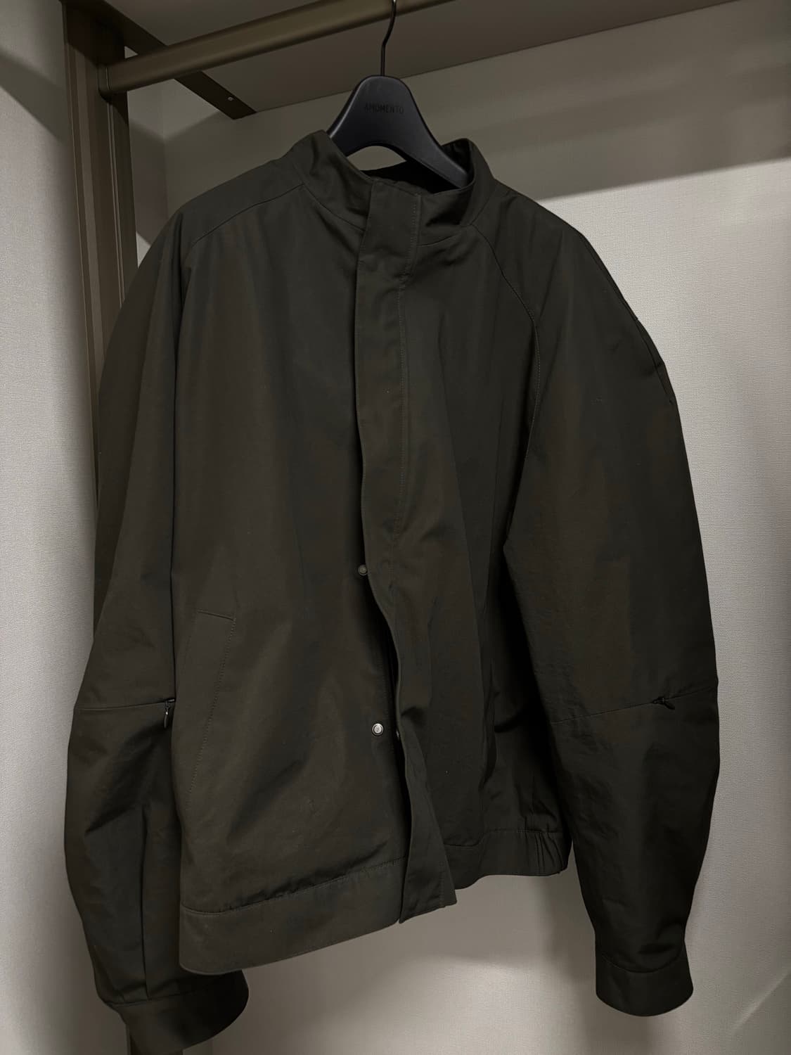 아모멘토 래글런 코튼 집 점퍼 브라운 - 26SS L사이즈 상품이미지2