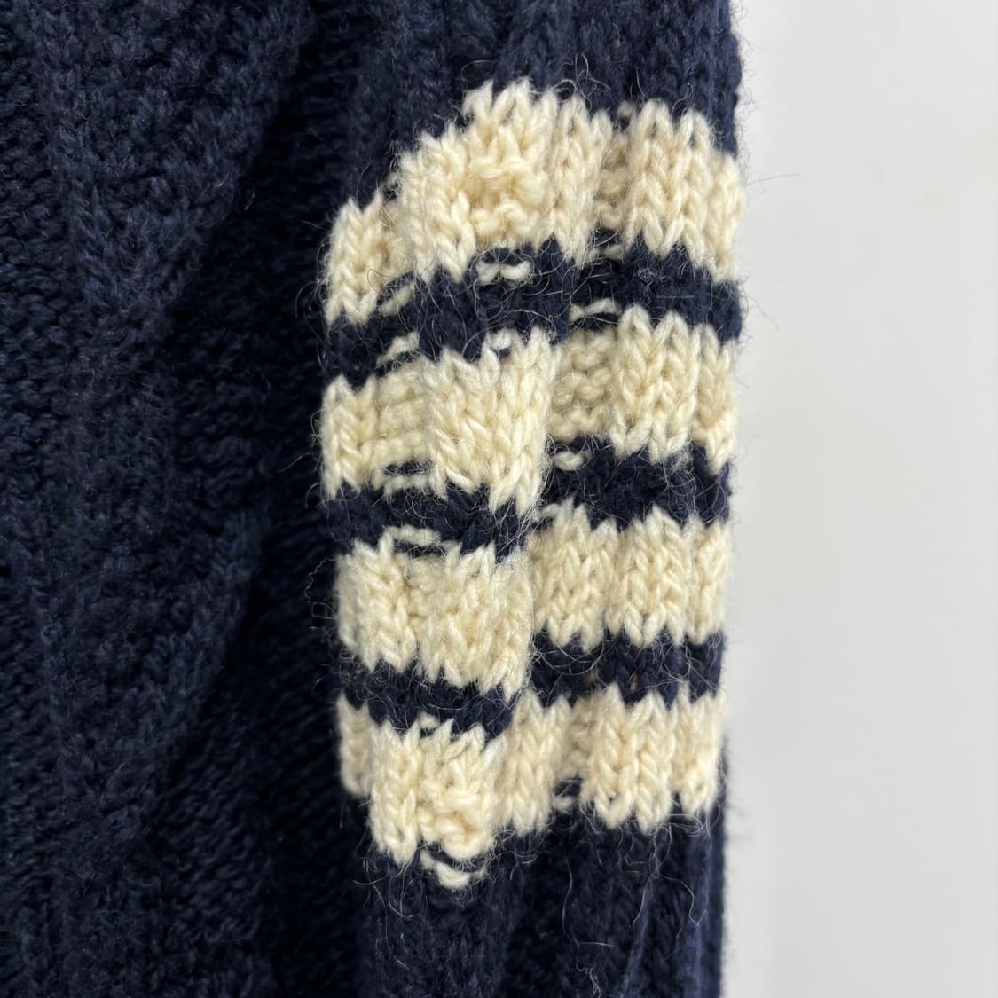 [2]톰브라운 사선완장 아란케이블 가디건 상품이미지2