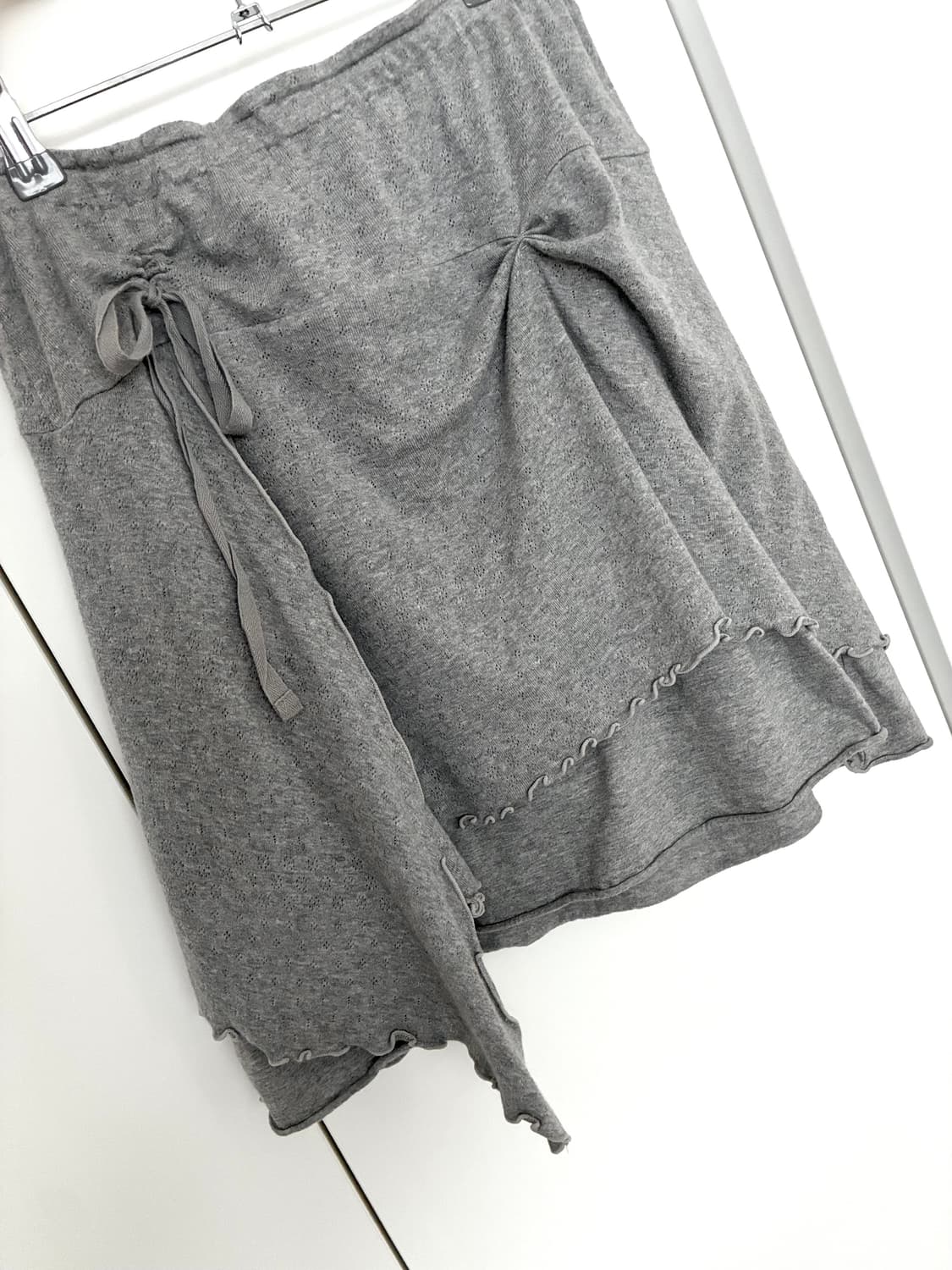 그레이 펀칭 셔링 스커트 상품이미지3