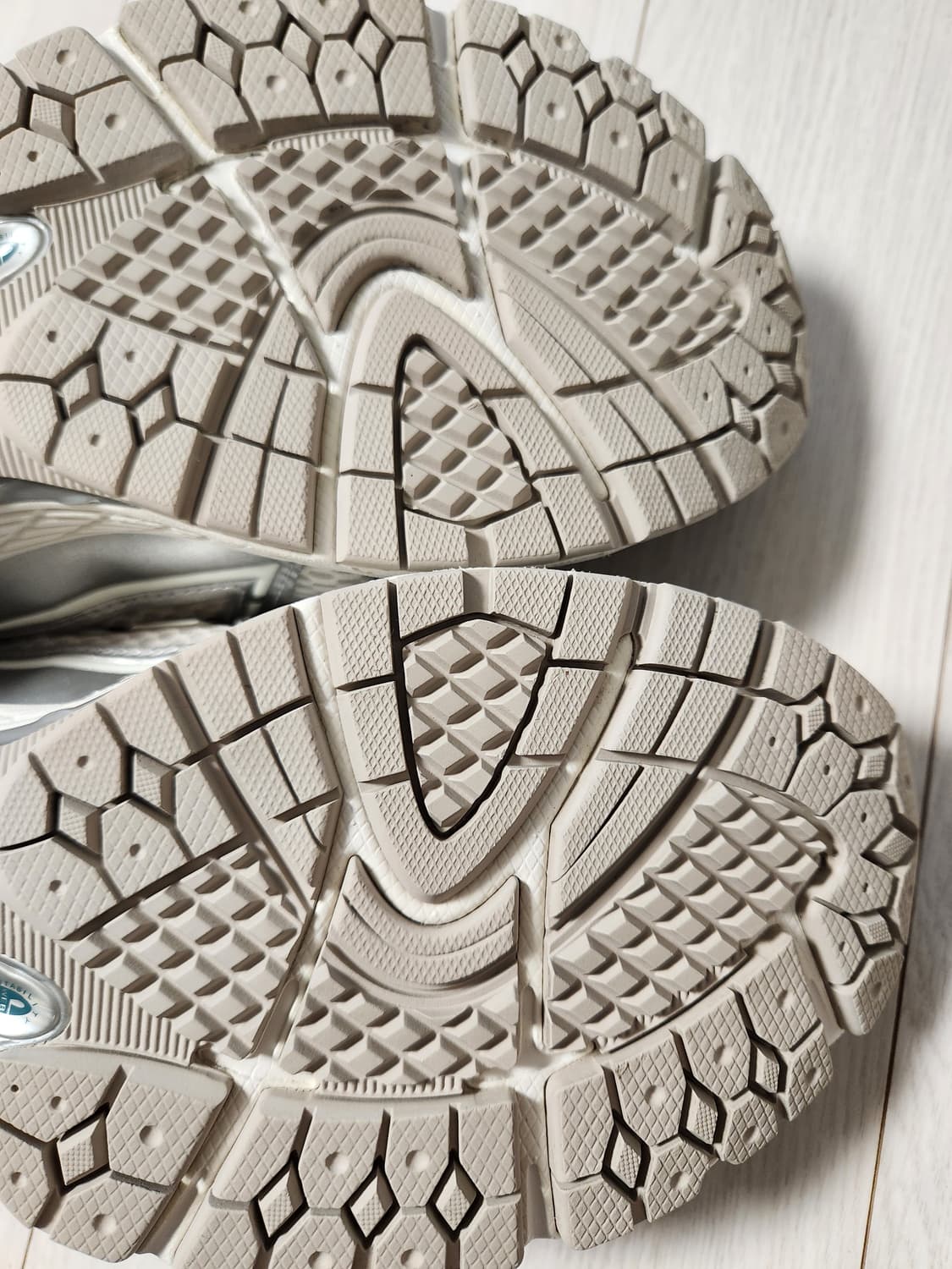 새상품급)뉴발란스 운동화 1906 M1906REE 사이즈275

몇번 안 상품이미지9