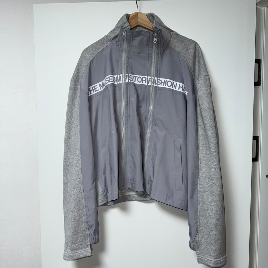 더뮤지엄비지터 FLEXIBLE JACKET (GREY) os 상품이미지3