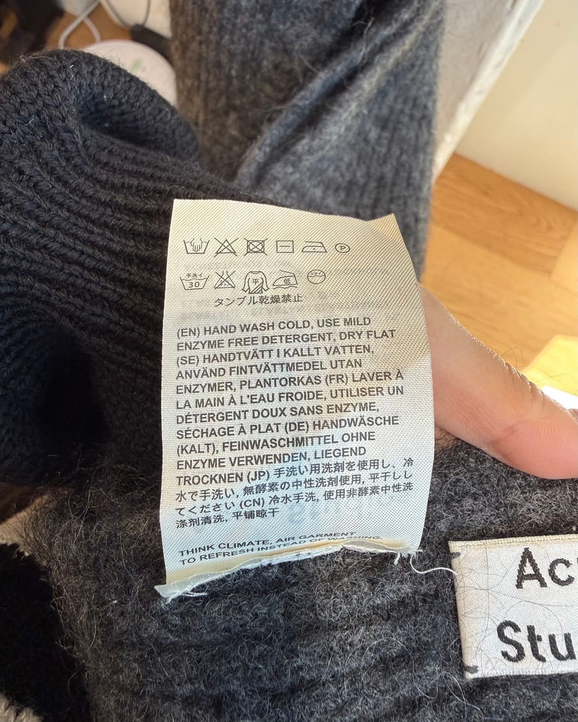 아크네 스튜디오 차콜 모헤어 울 머플러 상품이미지7