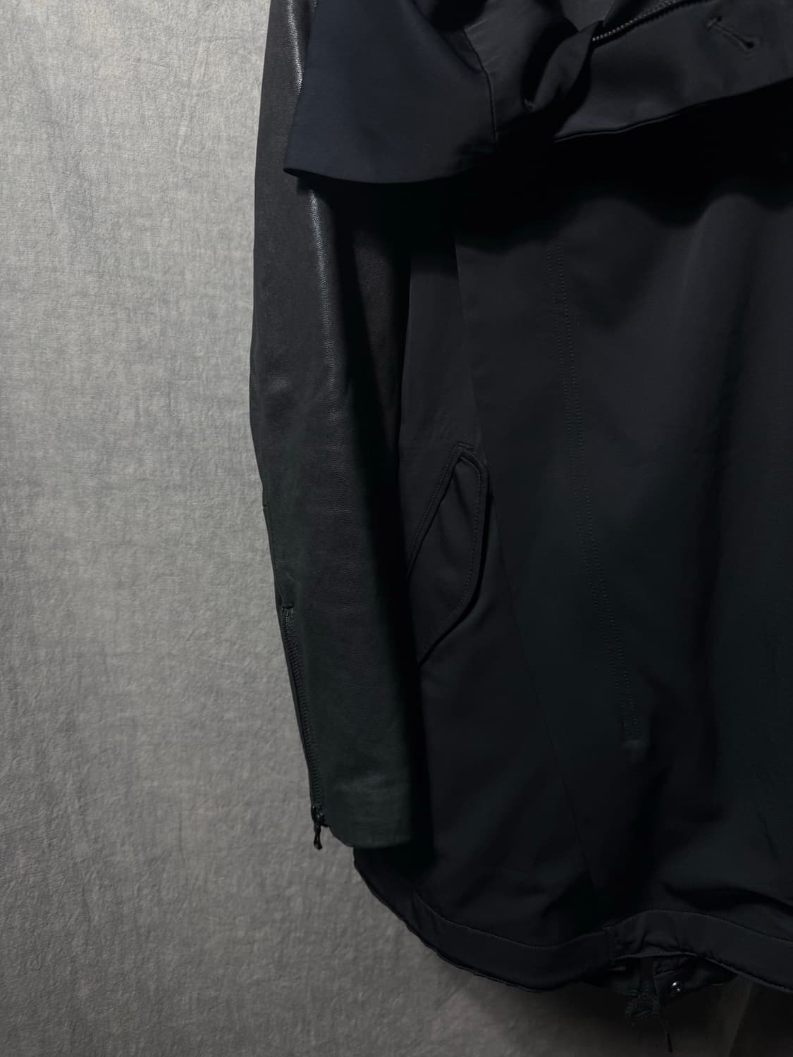 Tornado Mart Asymmetric Arm Leather Coat 상품이미지4