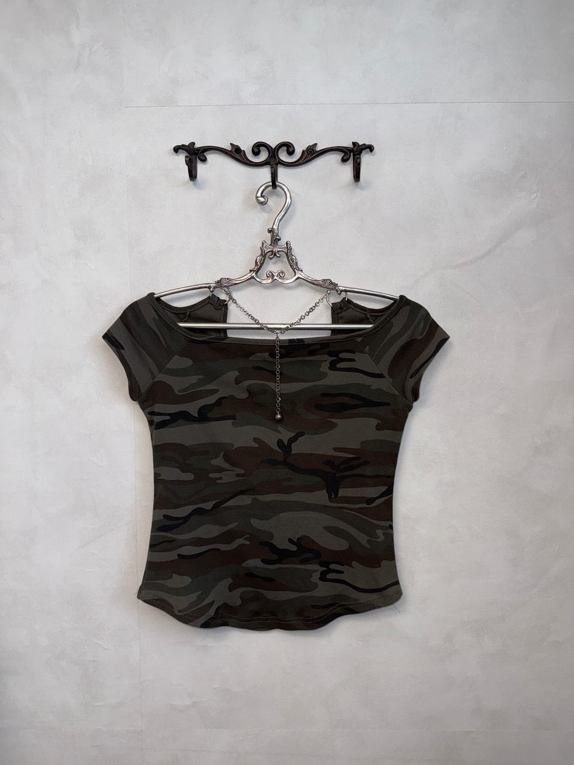 Khaki camouflage chain halter 오프숄더 반팔티 상품이미지3