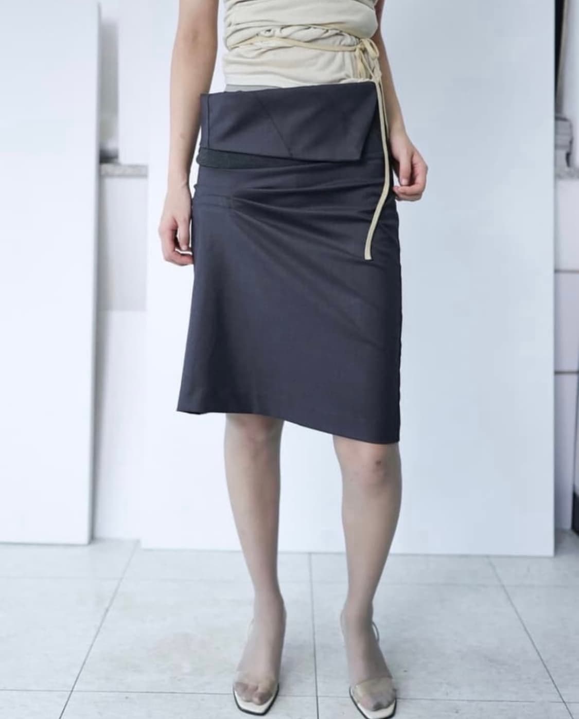 울리카상투스 브레이스 핀턱 스커트 차콜 상품이미지2
