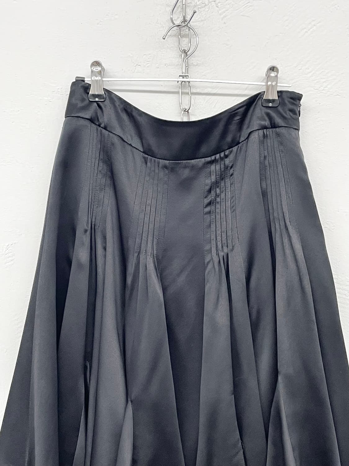 새틴 핀턱 프릴 미디 스커트 상품이미지3