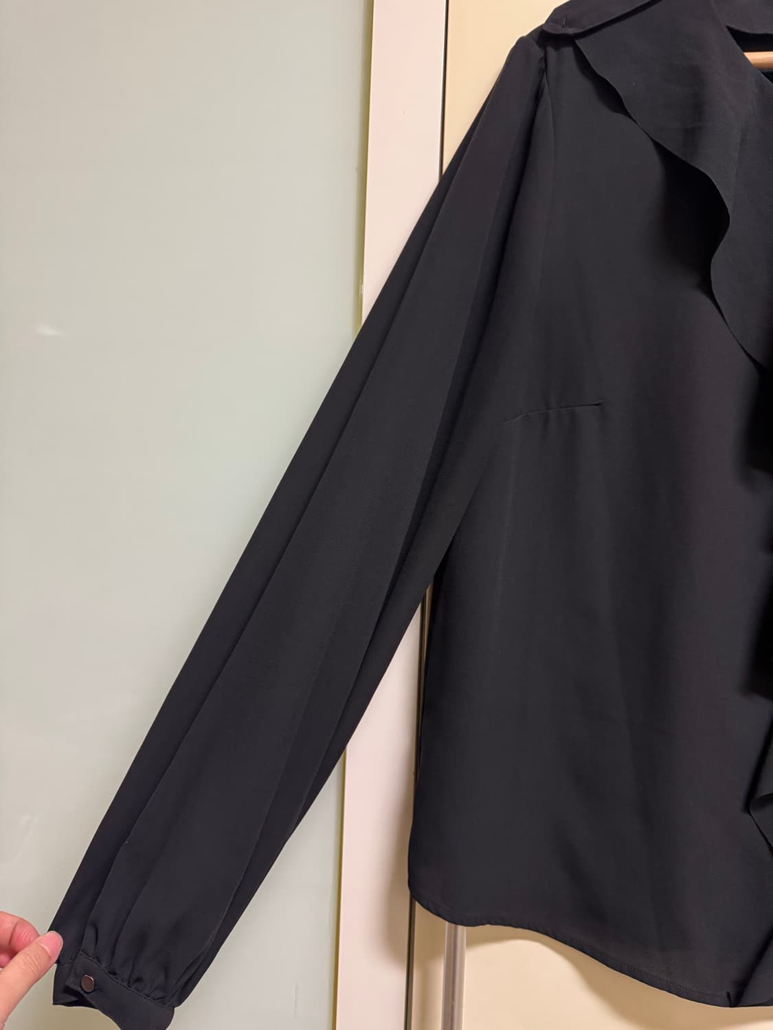 h&m 블랙 플라운스 러플 블라우스 96 L 상품이미지3