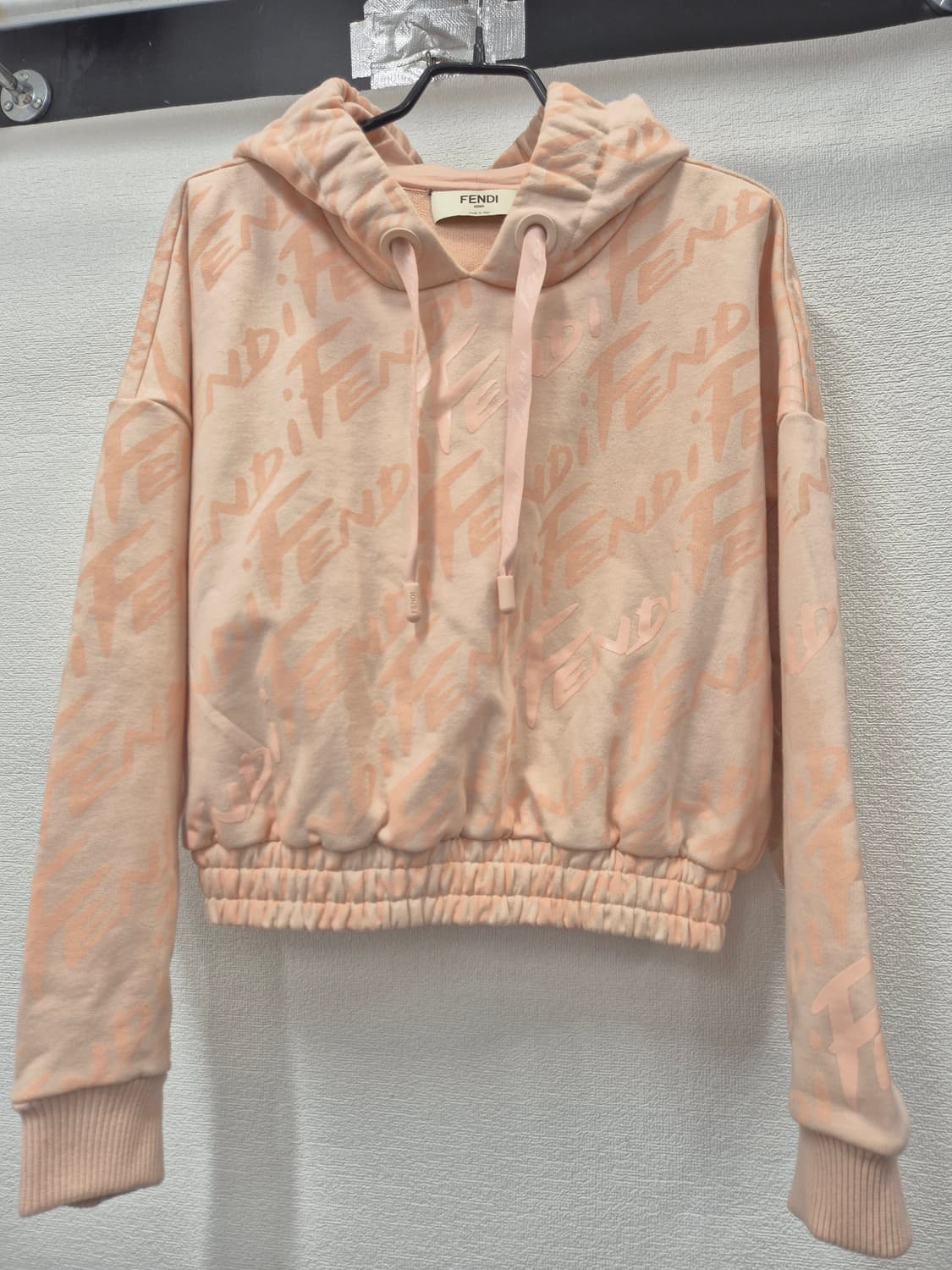 펜디 FENDI 올오버 로고 밴딩헴 크롭 후드티 / 55(정품) 상품이미지1