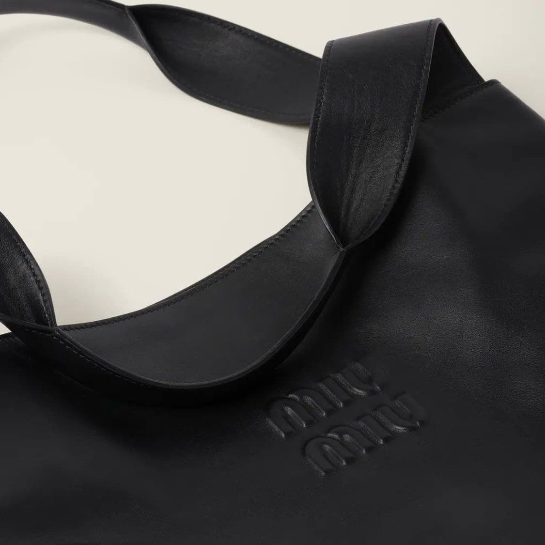 미우미우(Miu Miu) 엠보스드 로고 가죽 토트백 상품이미지7