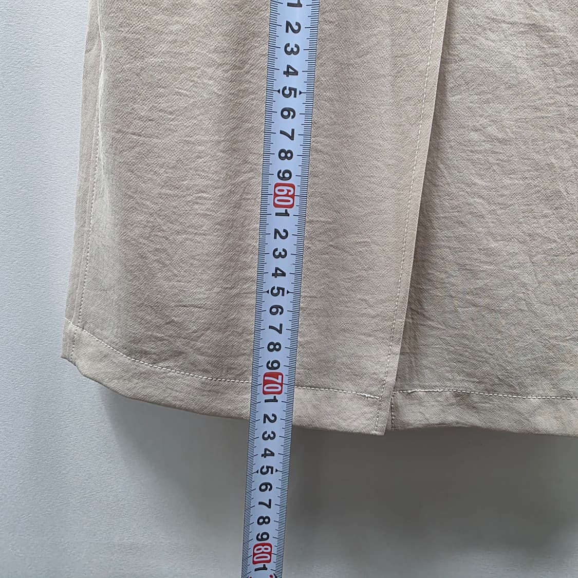 1110 온앤온 스티치포인트 H라인 앞슬릿 뒷밴딩 스커트 상품이미지4