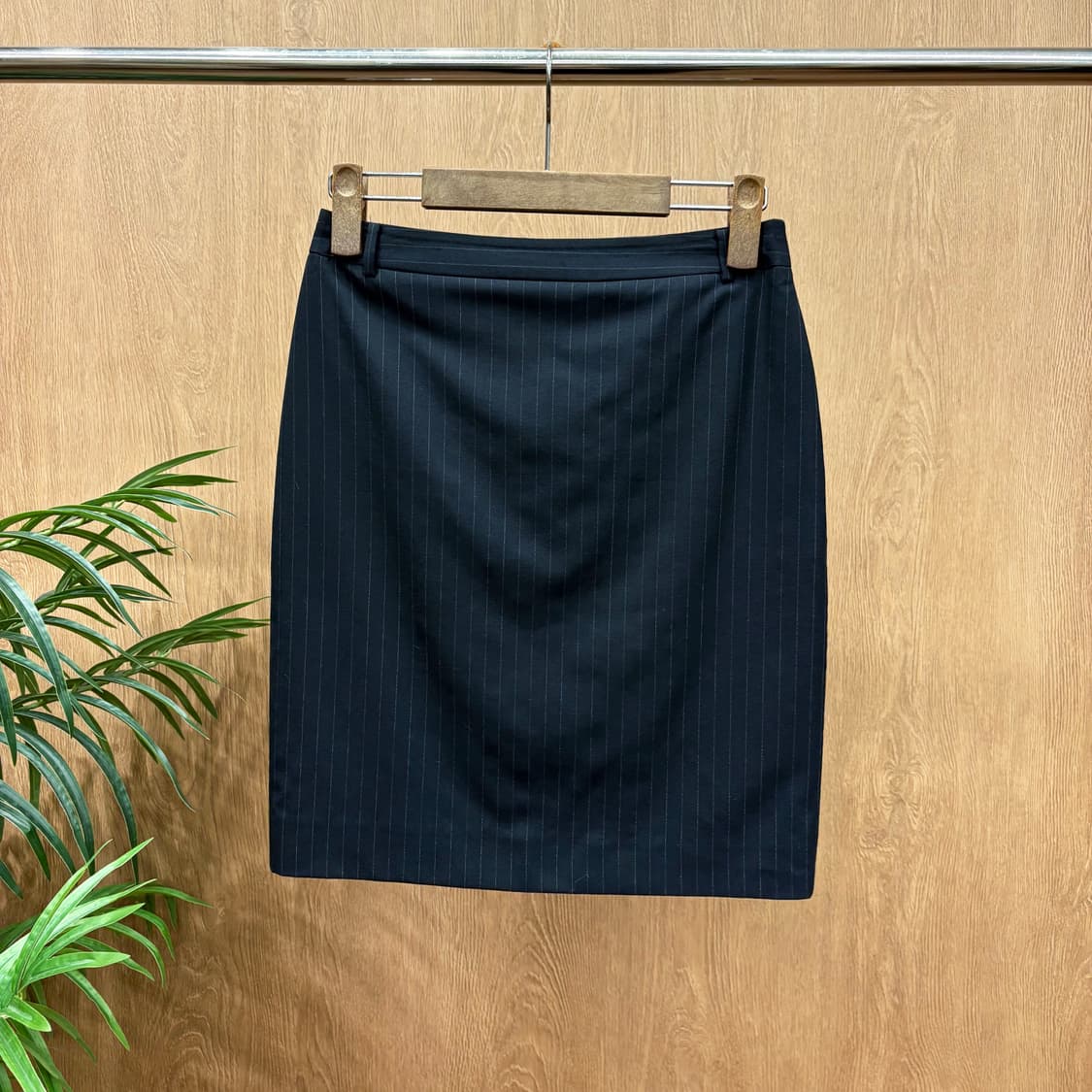 시스템 미디 스커트 스트라이프 패턴 하이웨스트 디테일 심플 블랙 상품이미지1