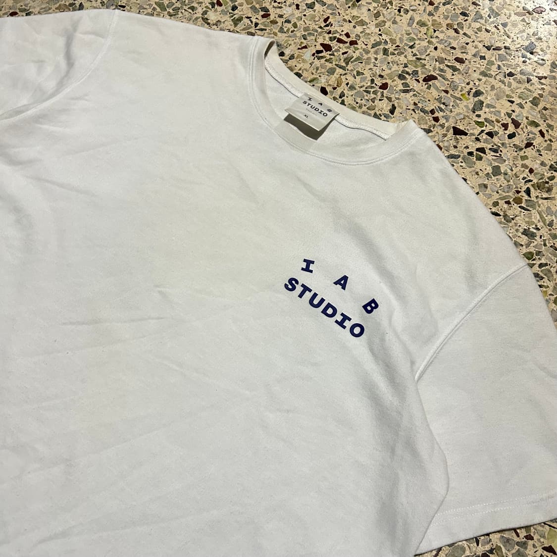 아이앱 스튜디오 (I.A.B Studio) 화이트 로고 반팔티 상품이미지2