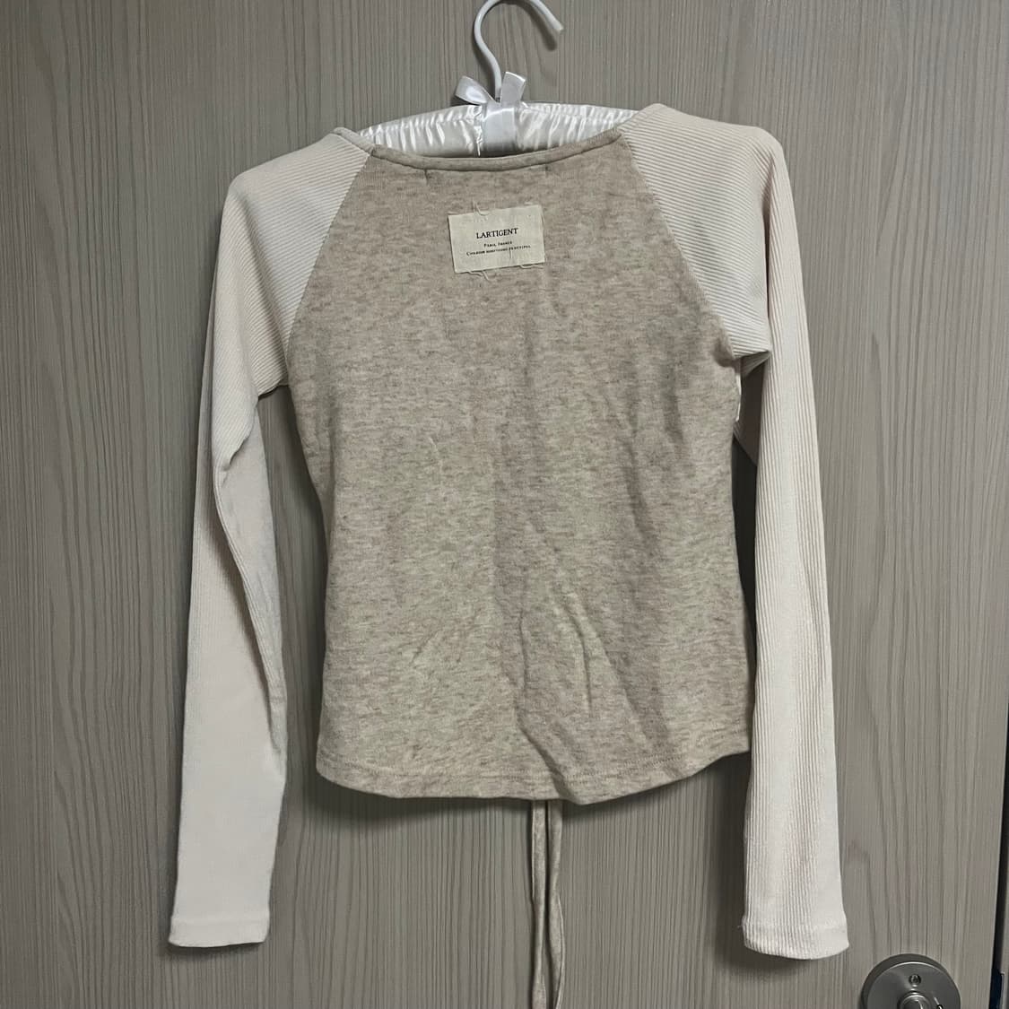 (장원영 착용) 라티젠 컷아웃 니트 탑 상품이미지4