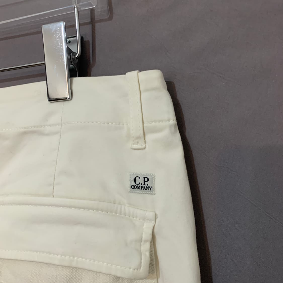 46 CP컴퍼니 14주년 렌즈 와펜 화이트 스판 카고 팬츠 상품이미지3