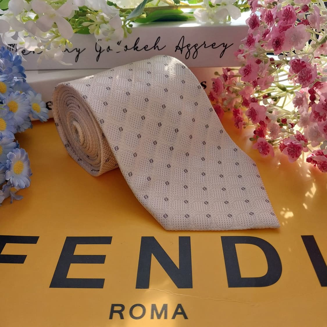 펜디 실크 화이트 자카드 로고 패턴 넥타이 9cm A+등급 K1502
 상품이미지2