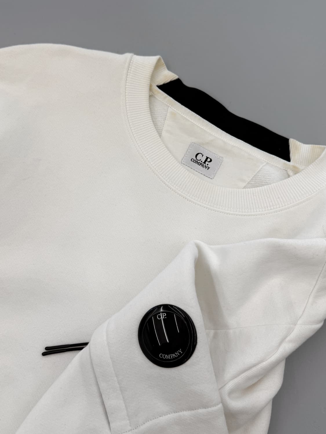 CP컴퍼니 루즈핏 렌즈와펜 화이트 스웻셔츠 상품이미지3