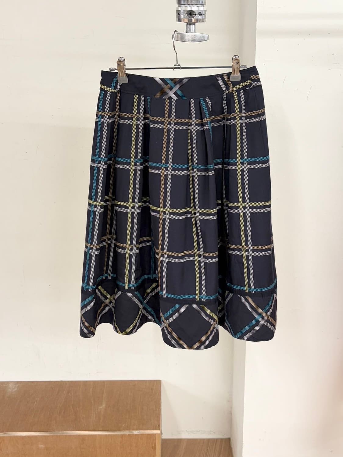 꾸레쥬 네이비 체크 패턴 플리츠 미디 스커트  상품이미지6