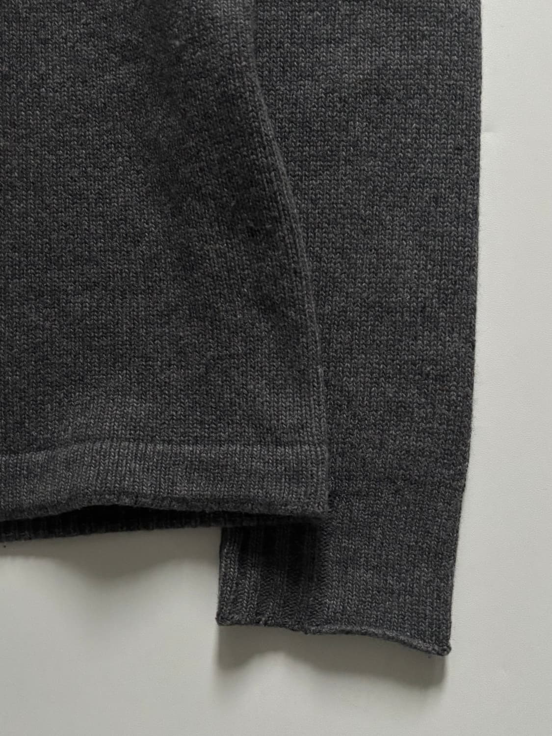 Stone-Island 스톤 아일랜드 차콜컬러 버튼 카라 니트 상품이미지4