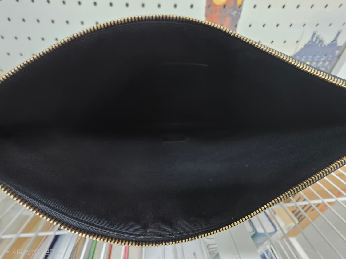 생로랑 클러치백 라지 레더 블랙 클러치 BF38 상품이미지8