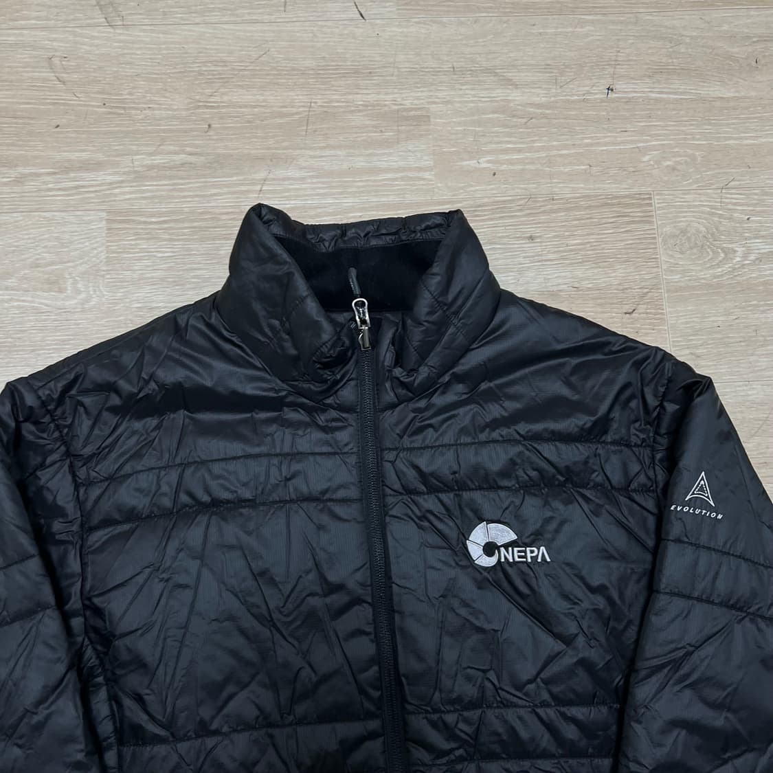 네파 에볼루션 로고 스탠드넥 경량패딩 점퍼 [블랙] M/95 상품이미지2