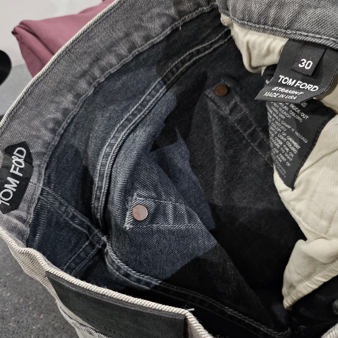 톰포드 스트레이트 핏 스웨이드 패치 데님 팬츠 상품이미지5