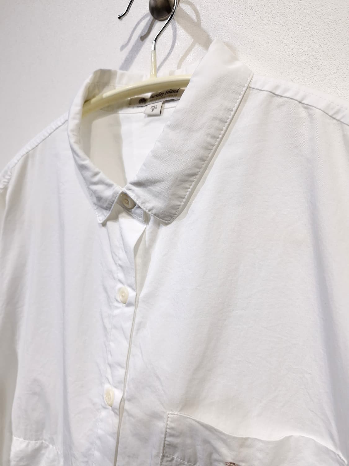 썰스데이아일랜드 전면 자수 포인트 화이트 셔츠 상품이미지3