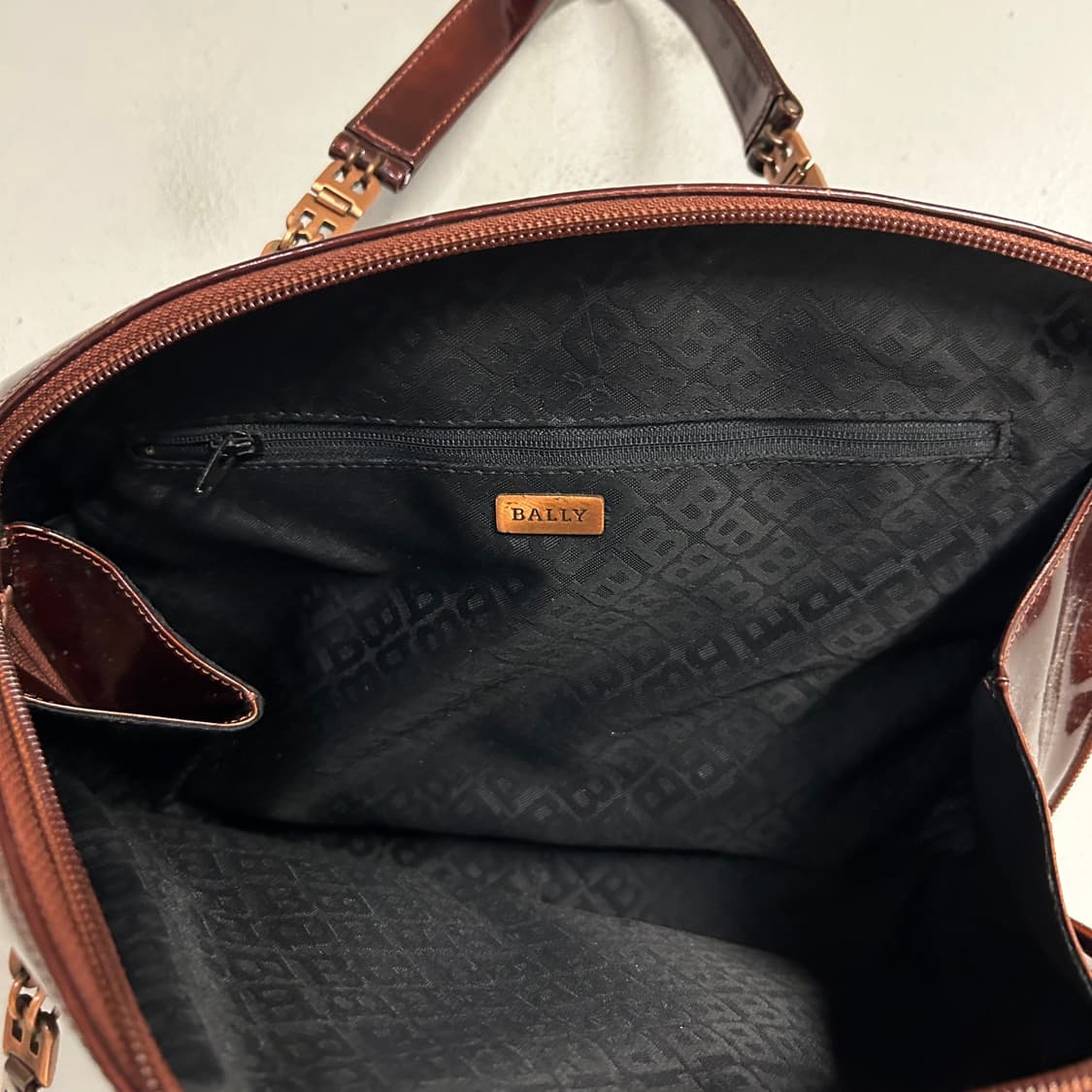 BALLY enamel handbag shiny brown 상품이미지5