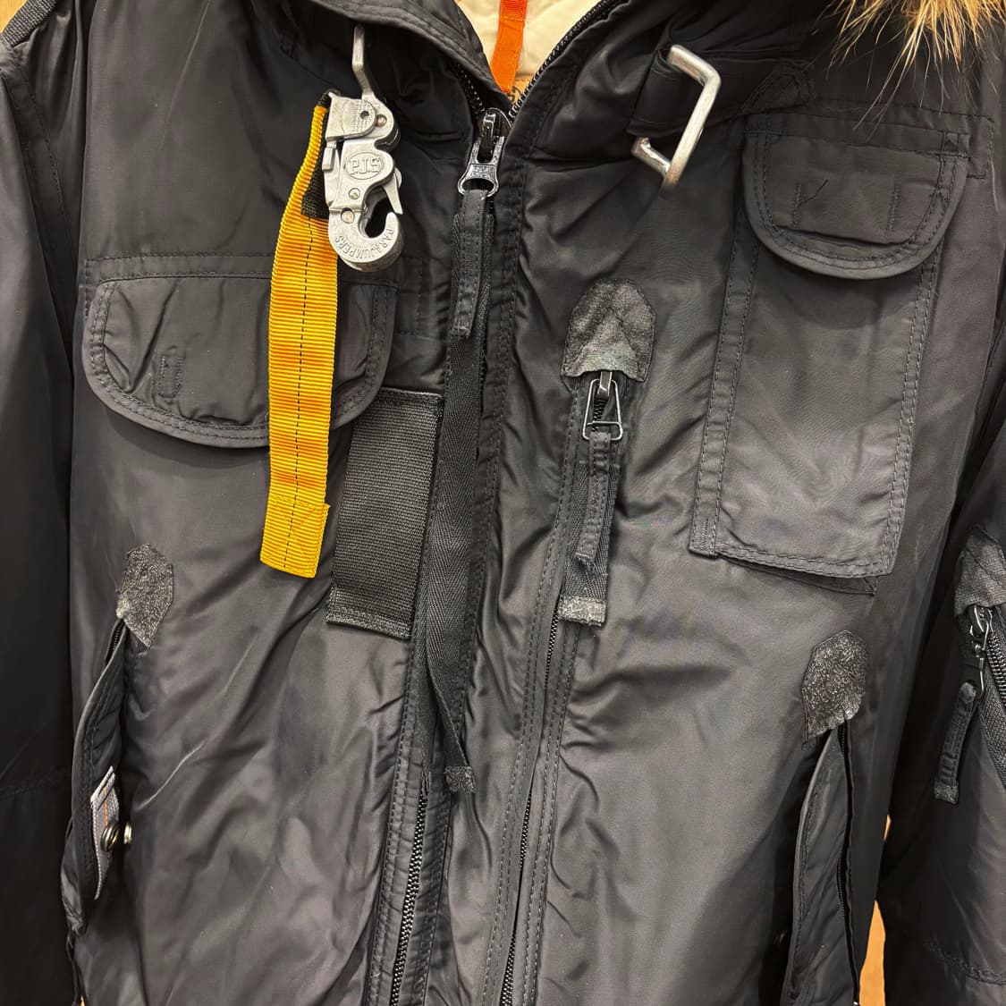 파라점퍼스 코디악 항공 다운 점퍼 퍼 트리밍 후드 멀티 포켓 디테일 블랙 상품이미지6