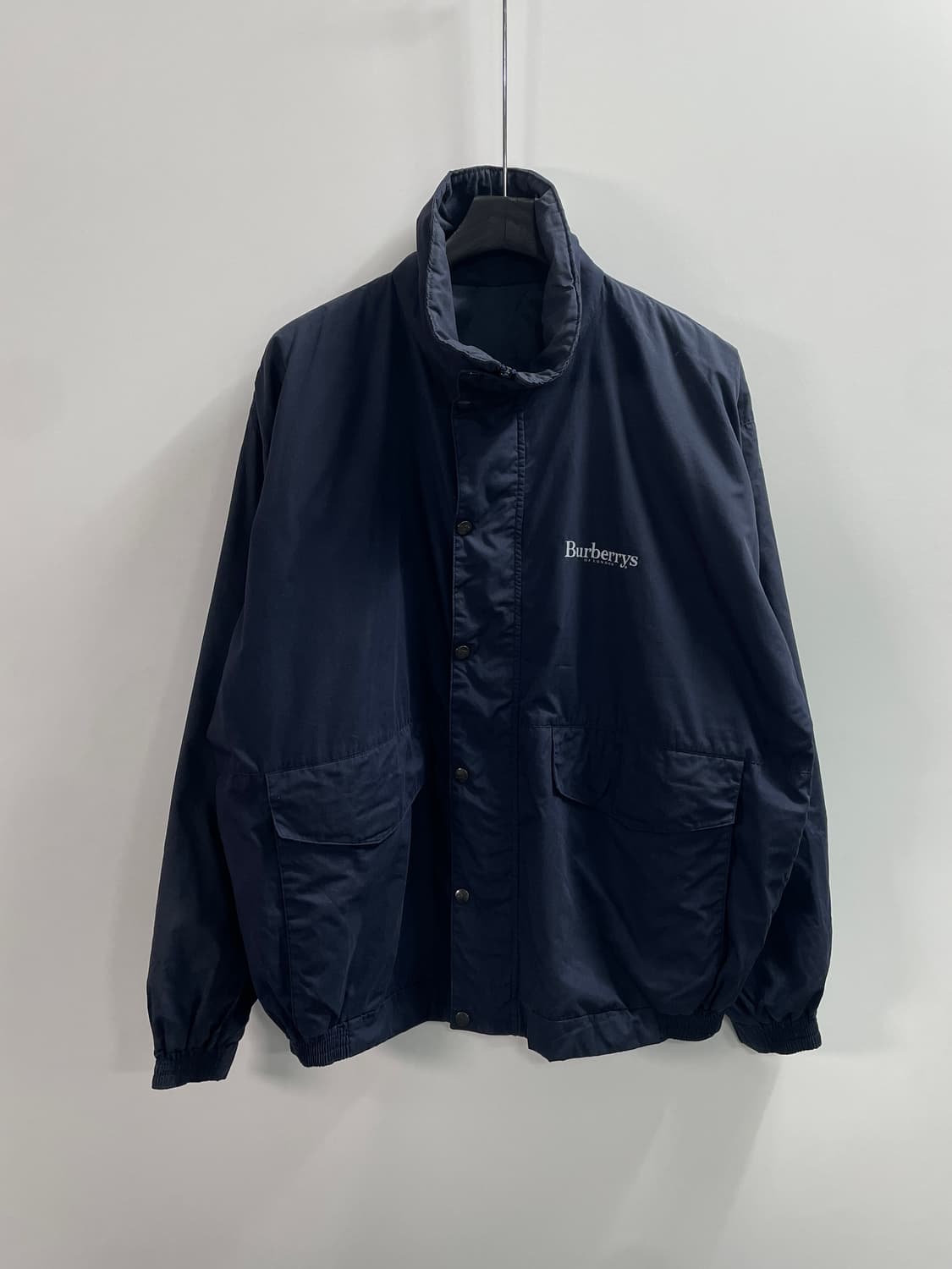 버버리 스펠아웃 네이비 오버핏 바람막이 (on.45) 상품이미지1