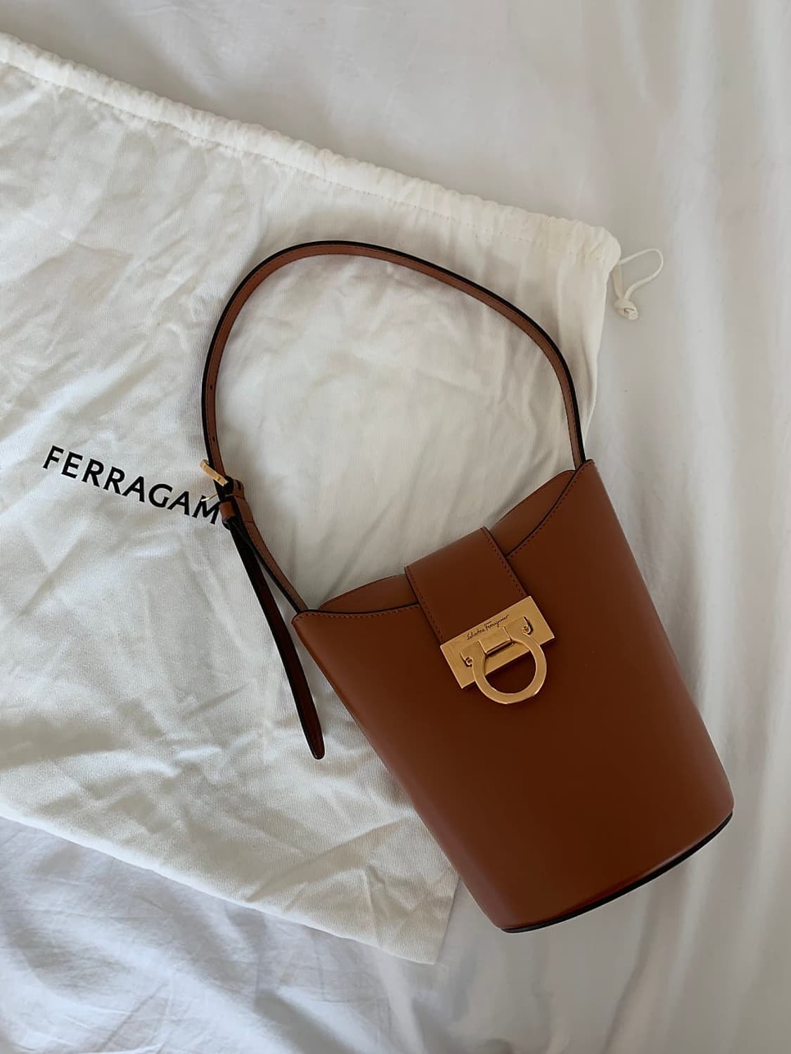 페레가모 트리폴리오 버킷백 상품이미지1