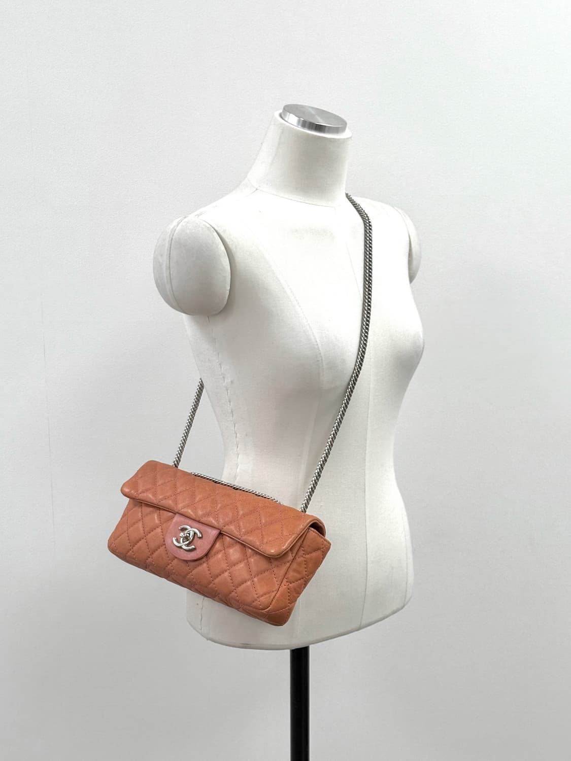 Chanel Glazed Lambskin  East West Flap 상품이미지9